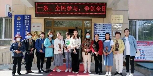 银发寻芳戈壁间 当纺织女工走进自己青春的剪影